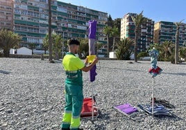 Almuñecar saca 'tarjeta amarilla' a los bañistas que dejan la sombrilla para guardar sitio en primera línea de arena