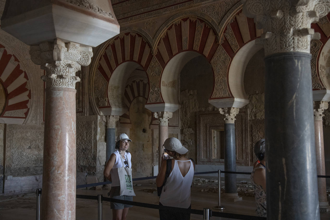 Fotos: la visita al imponente Salón Rico de Medina Azahara