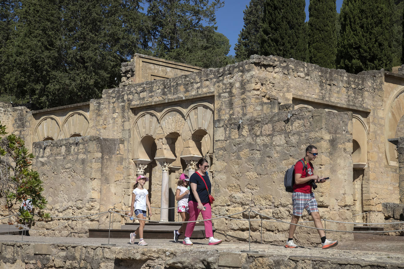 Fotos: la visita al imponente Salón Rico de Medina Azahara