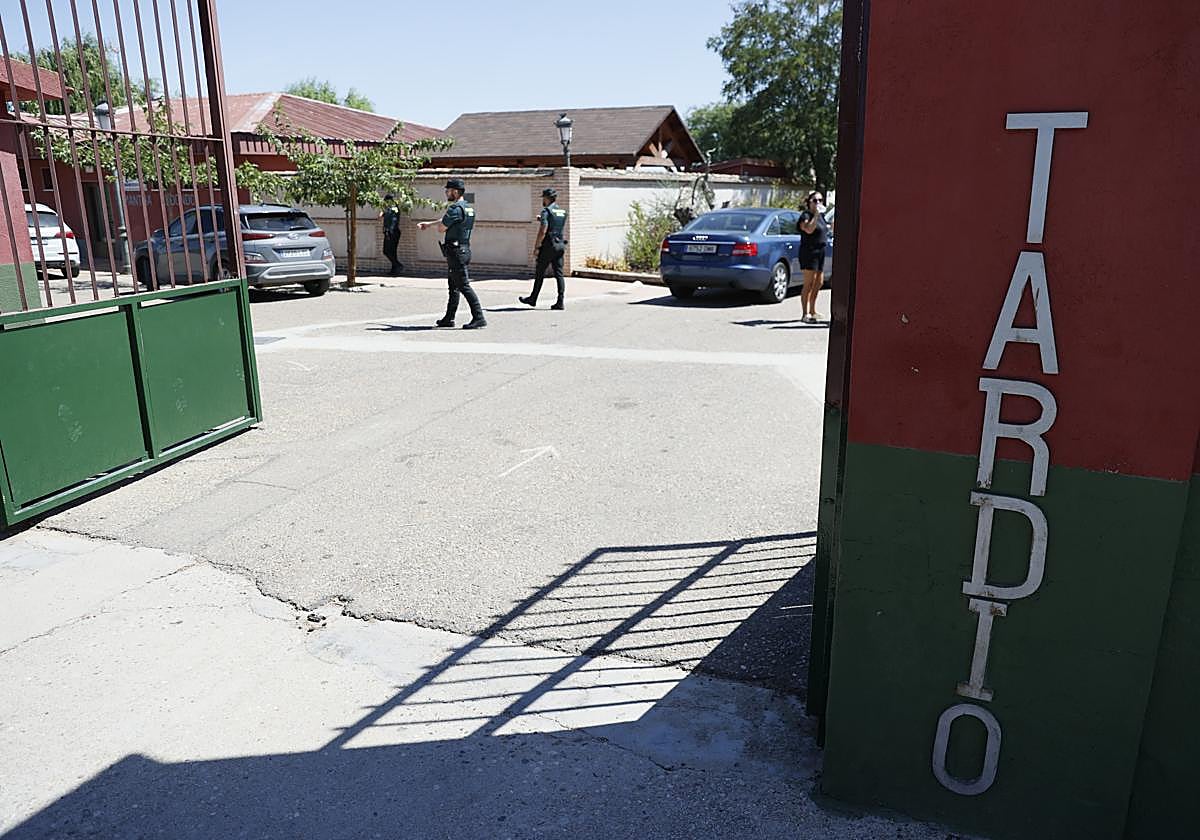 Unos agentes de la Guardia Civil en la entrada al campo de fútbol de Mocejón (Toledo) donde se ha producido el ataque