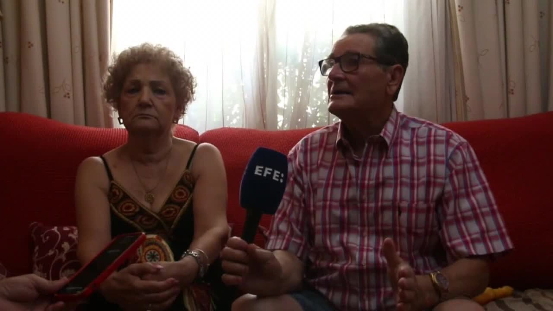 Familiares recuerdan con una ofrenda floral a la joven desaparecida en Motril hace 24 años