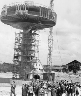 Imagen secundaria 2 - Arriba, trabajos de finalización de los accesos al Parque, en 1969. Abajo, izquierda, 1971, concierto de Joan Manuel Serrat en el Parque de Atracciones. Derecha, visita de obras al pasar junto al 'ovni'. 