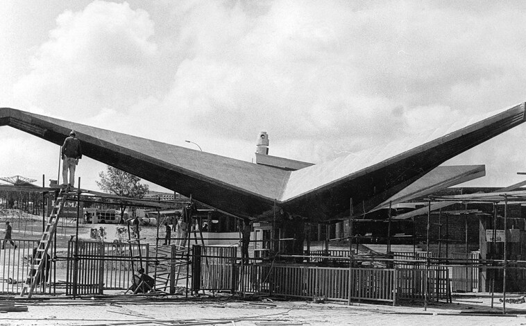 Imagen principal - Arriba, trabajos de finalización de los accesos al Parque, en 1969. Abajo, izquierda, 1971, concierto de Joan Manuel Serrat en el Parque de Atracciones. Derecha, visita de obras al pasar junto al 'ovni'. 