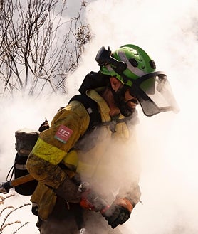 Imagen secundaria 2 - Un avión lanza una descarga de retardante en Marbella. Francisco Berlanga trata de apagar una llama y Rafael Torres ahoga el fuego con la punta de lanza de la manguera. 