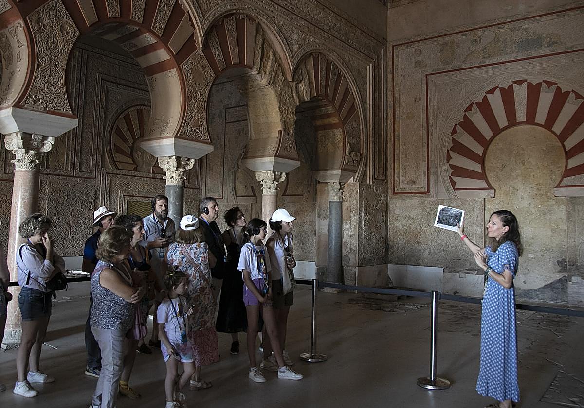 La guía Pilar Vázquez, durante uno de los pases de 'Salón Rico, abierto por obras'