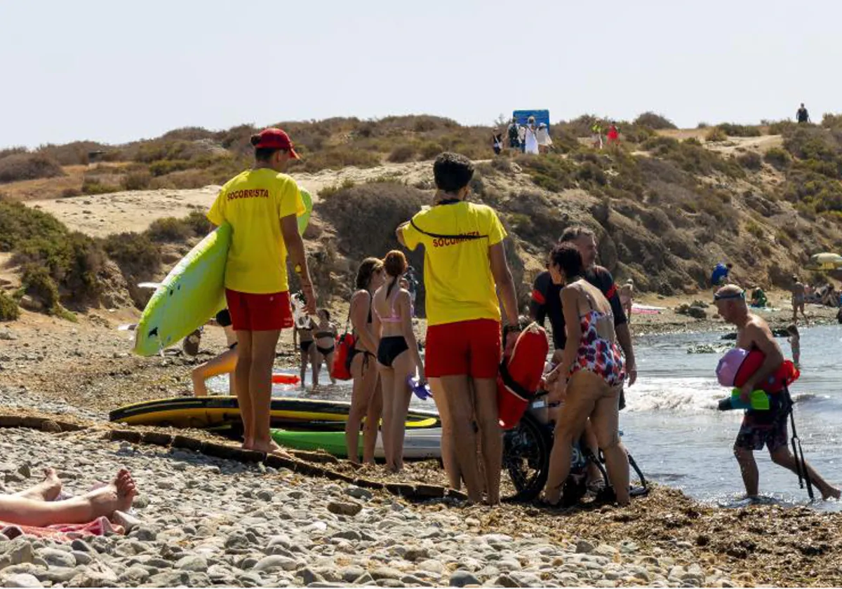 Socorristas en una playa de la Comunidad Valenciana