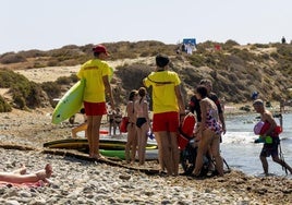 Tres bañistas salvan a dos jóvenes atrapados por el oleaje en la playa y acaban en el hospital