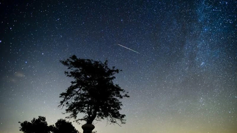 Una estrella fugaz cruza el cielo