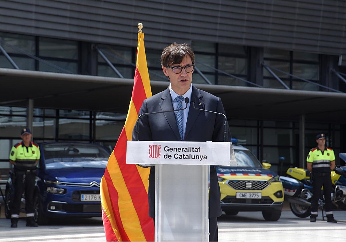 Illa, durante su visita a la central de los Mossos d'Esquadra