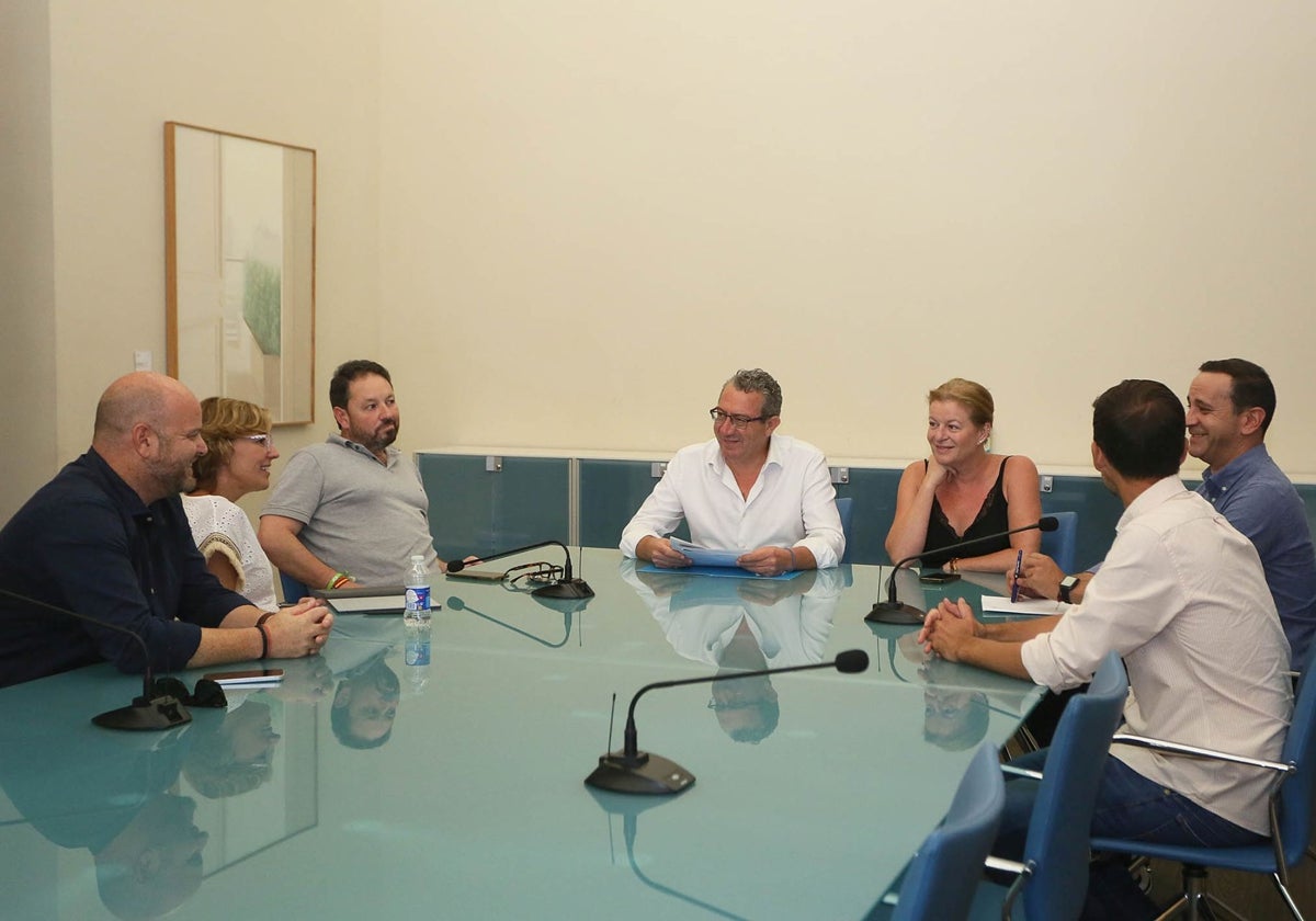 Imagen de la reunión del presidente de la Diputación de Alicante, Toni Pérez, con alcaldes de La Marina Alta