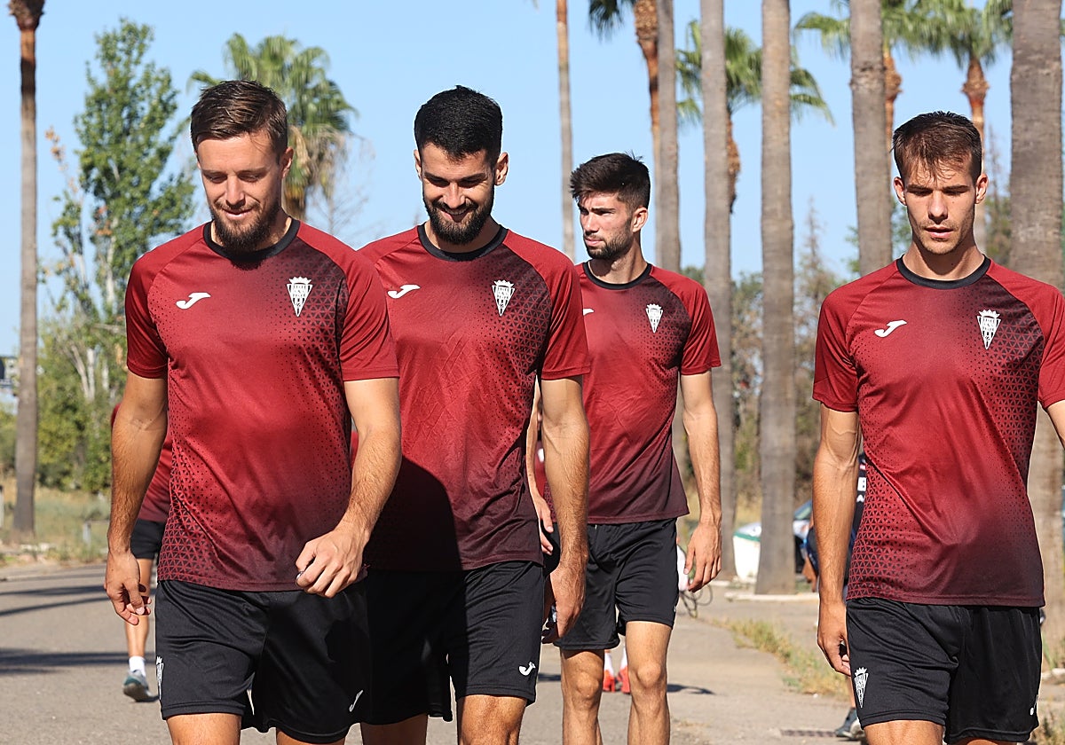 Los jugadores del Córdoba camino al entrenamiento en la Ciudad Deportiva del club