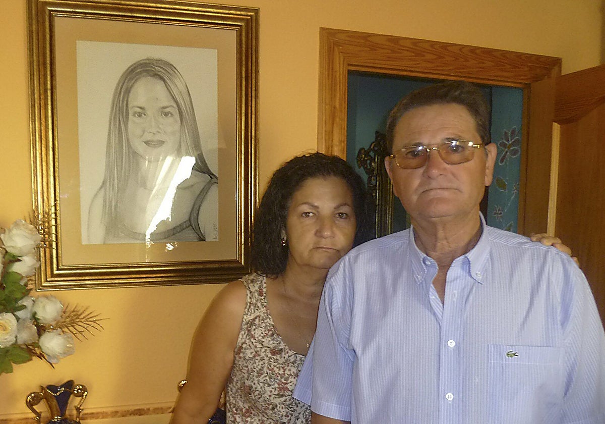 Los padres de María Teresa Fernández posan en 2012 junto a un retrato de su hija