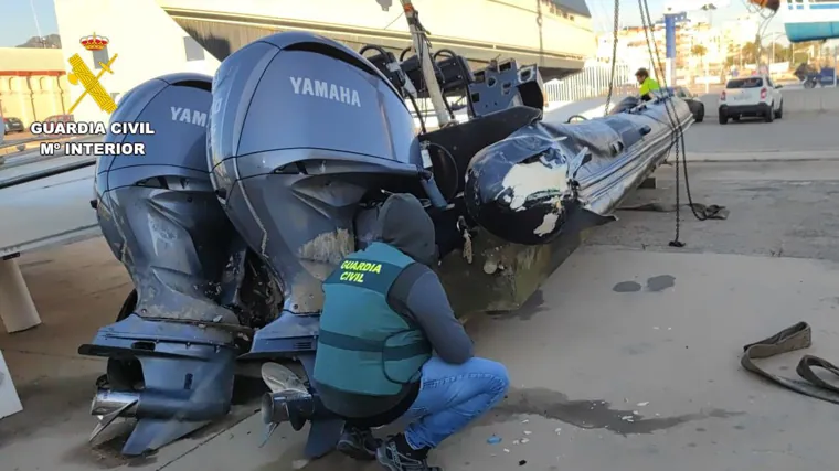 Imagen de la narcolancha varada en una playa de Valencia