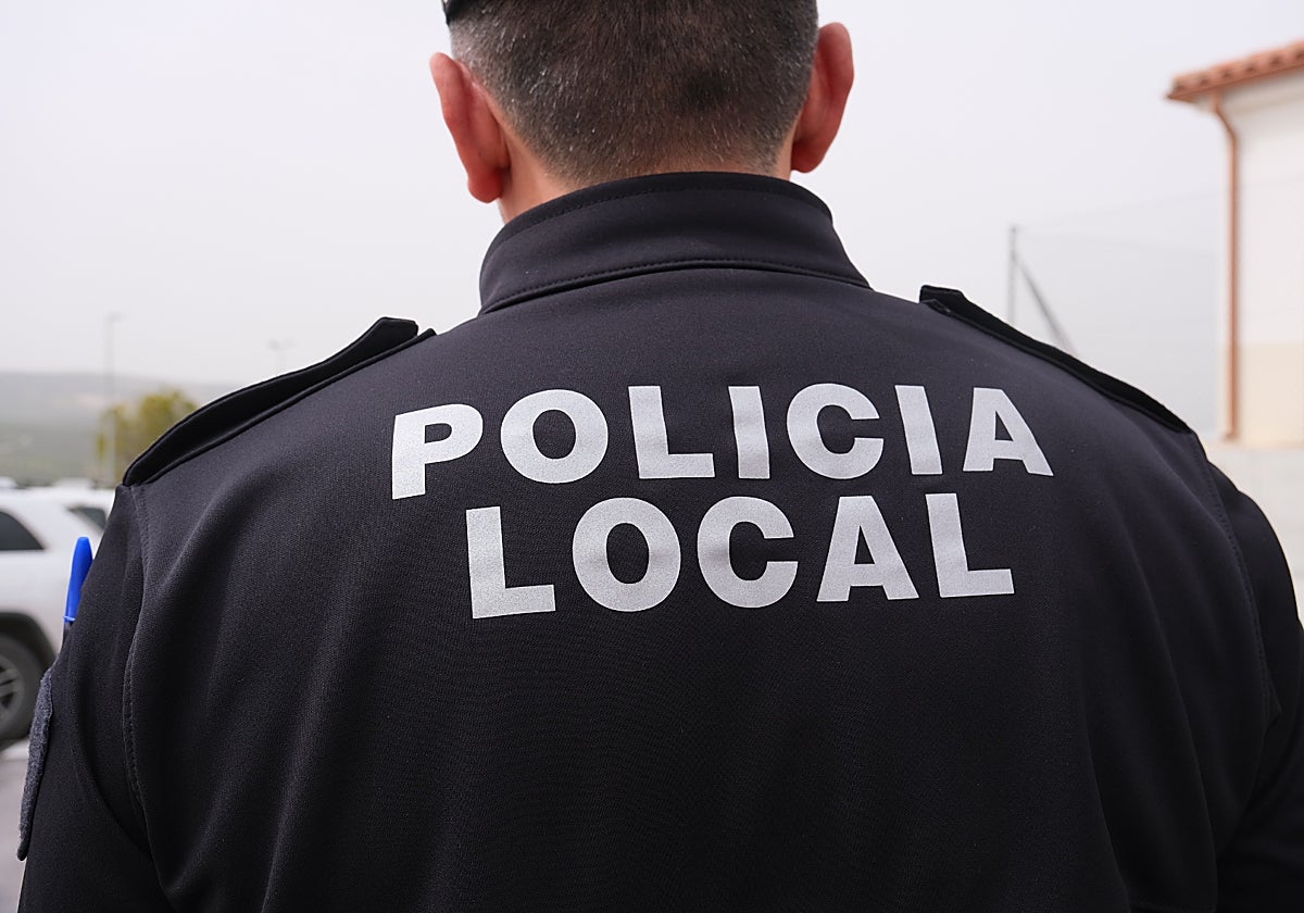 Imagen de un agente de Policía Local de la localidad de Cabra