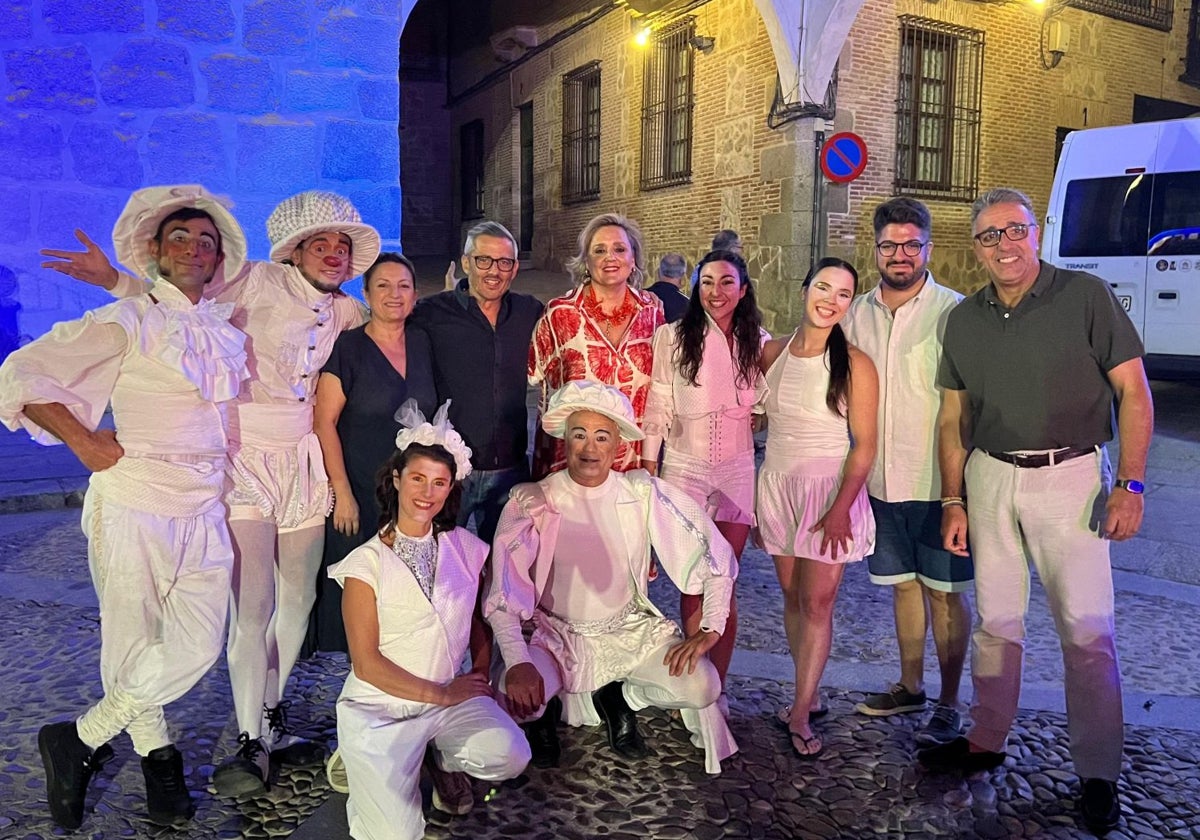 Soledad De Frutos, en el centro, con un grupo de actores y organizadores del Festival Celestina