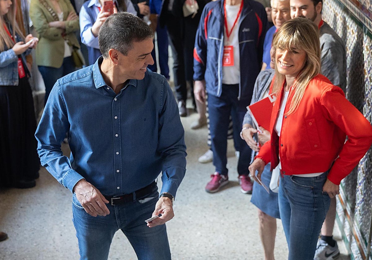 Begoña Gómez y el presidente, Pedro Sánchez, en el colegio electoral