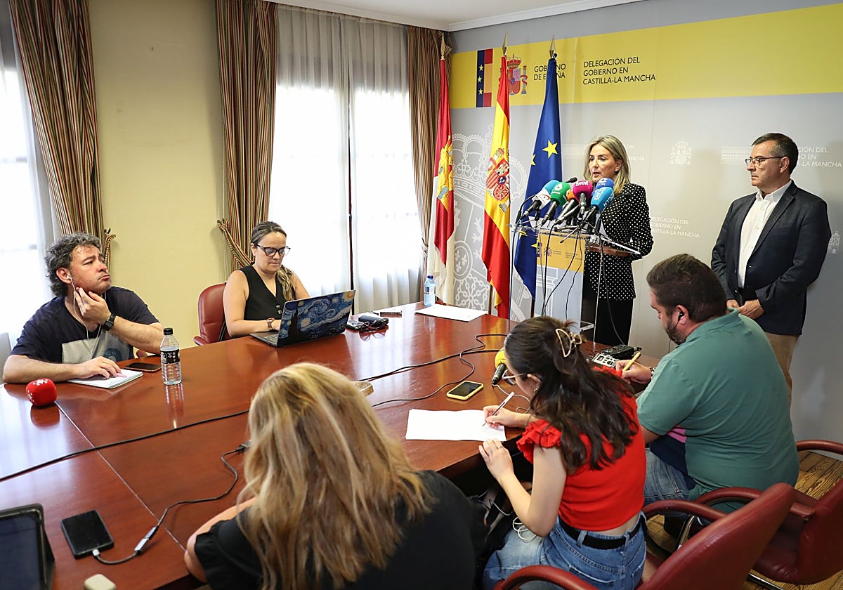 Milagros Tolón, junto al subdelegado del Gobierno en Toledo, durante la rueda de prensa