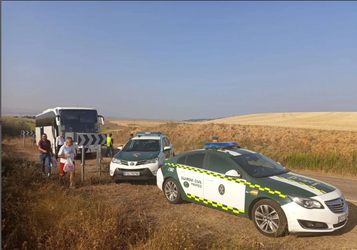 Imagen del autobús averiado en la localidad palentina de Herrera de Pisuerga