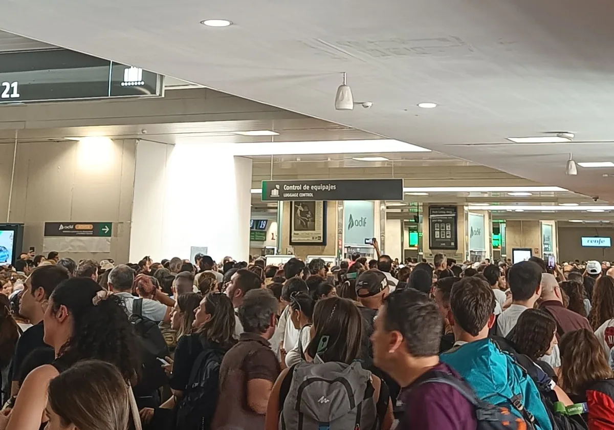 Aglomeración de viajeros en la estación de Chamartín, este martes