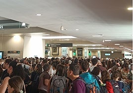 Aglomeración de viajeros en la estación de Chamartín, este martes