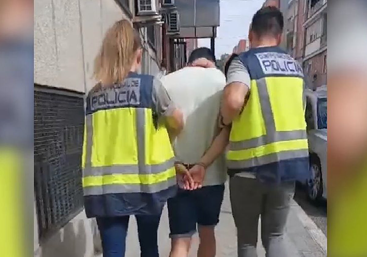 El detenido arrestado por los agentes tras encerrar a una mujer y un bebe