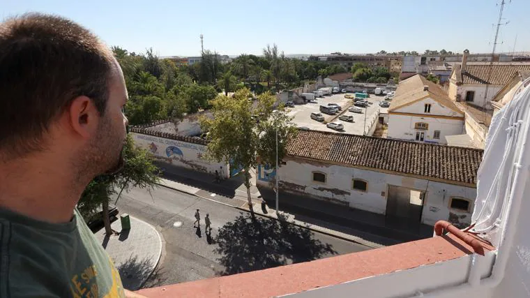 Un hombre mira desde una terraza el parking de Sagunto, donde se hará un aparcamiento prefabricado