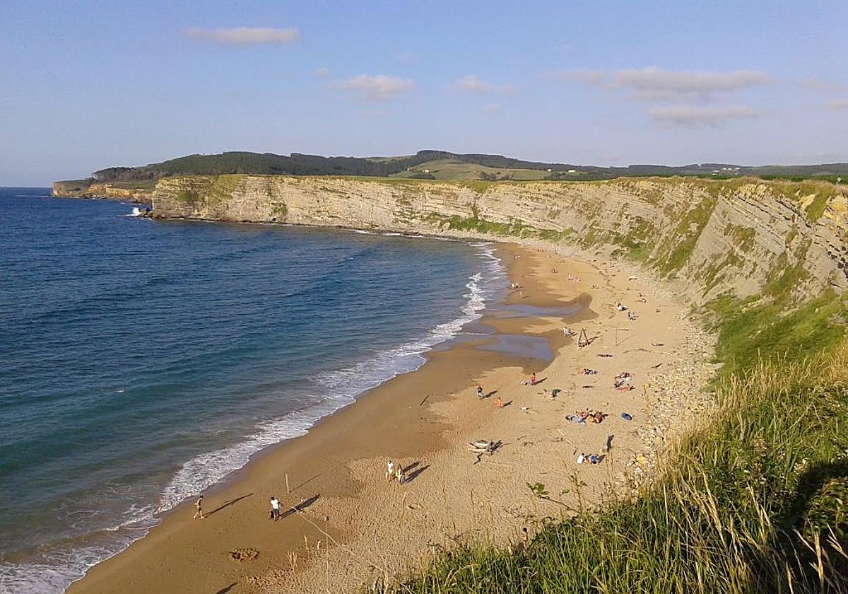 La playa de Cantabria de acantilados calizos que es un santuario para surfistas y submarinistas