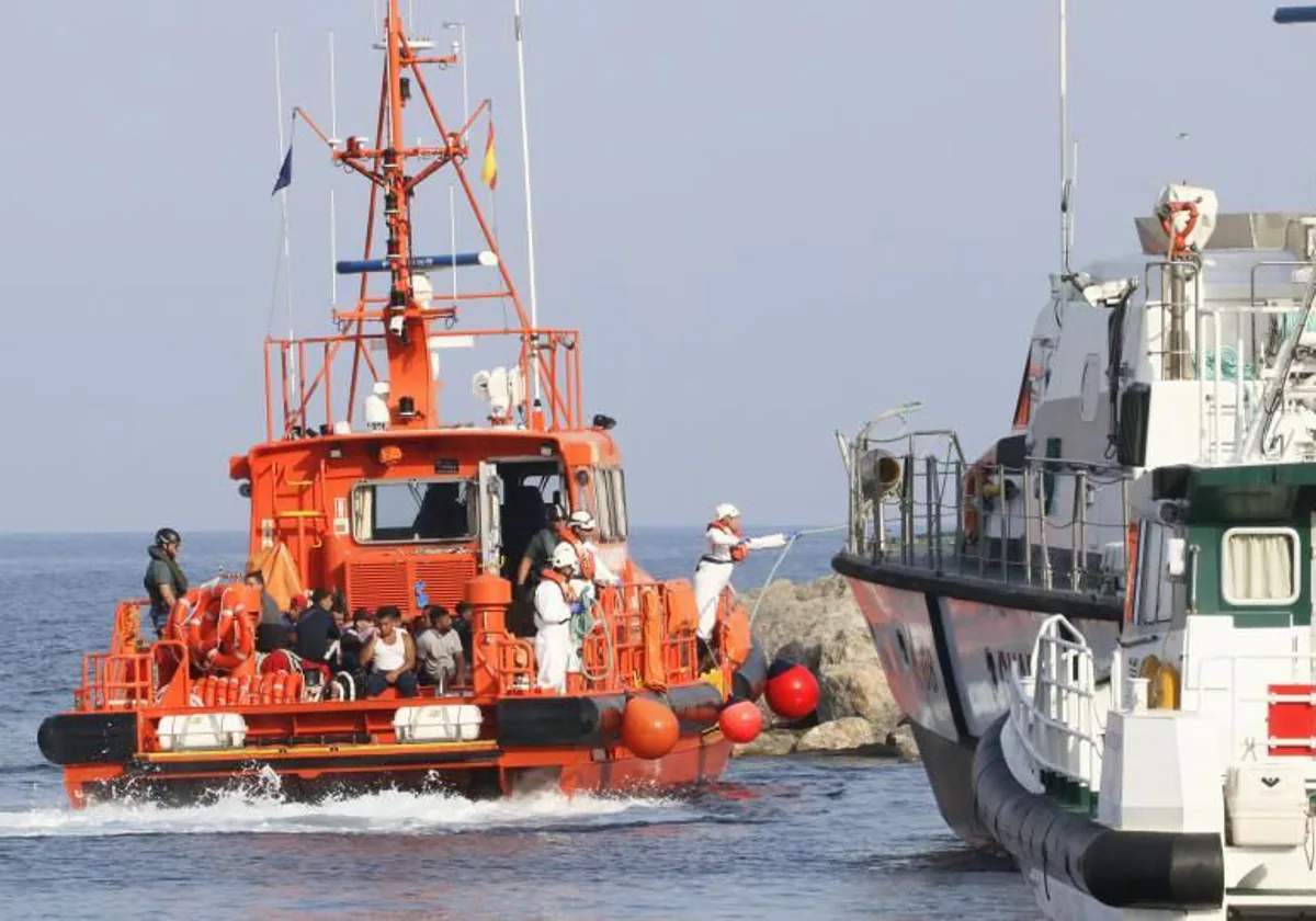 Rescate de una patera con inmigrantes en Almería