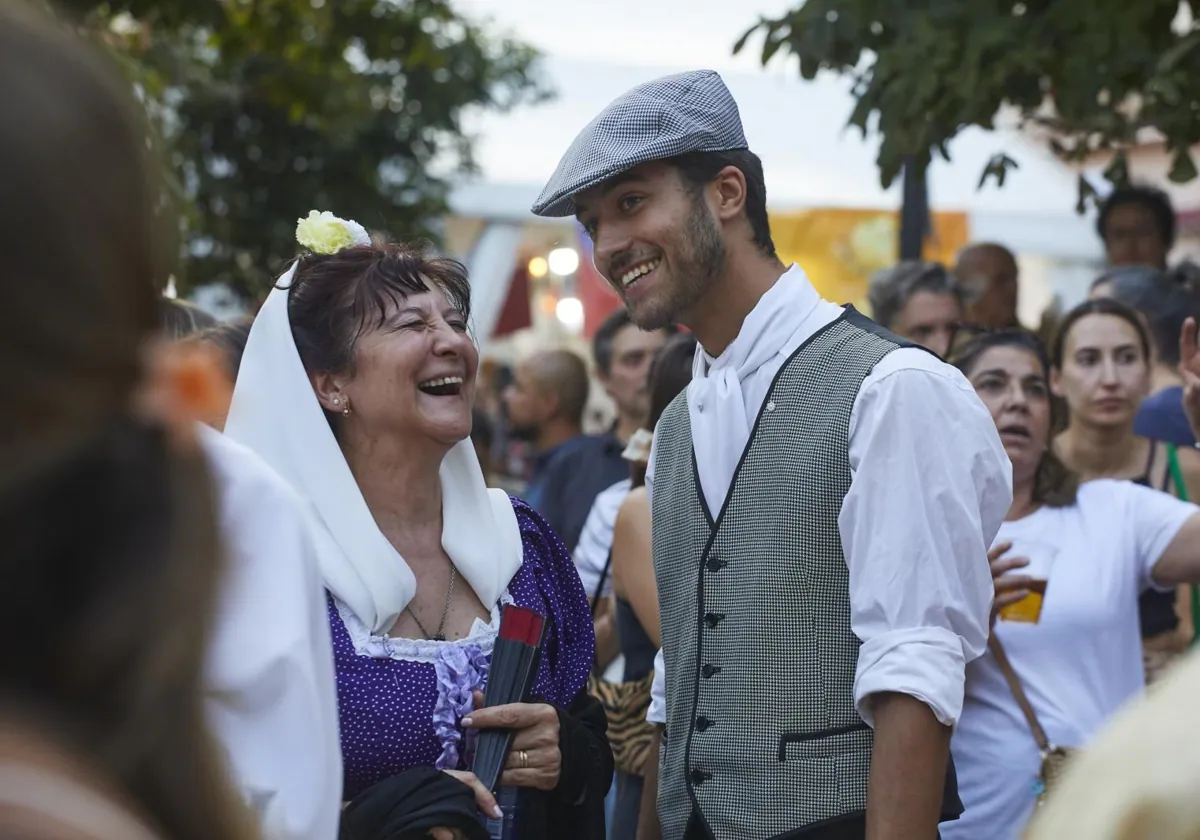 Castizos en la zona del Rastro