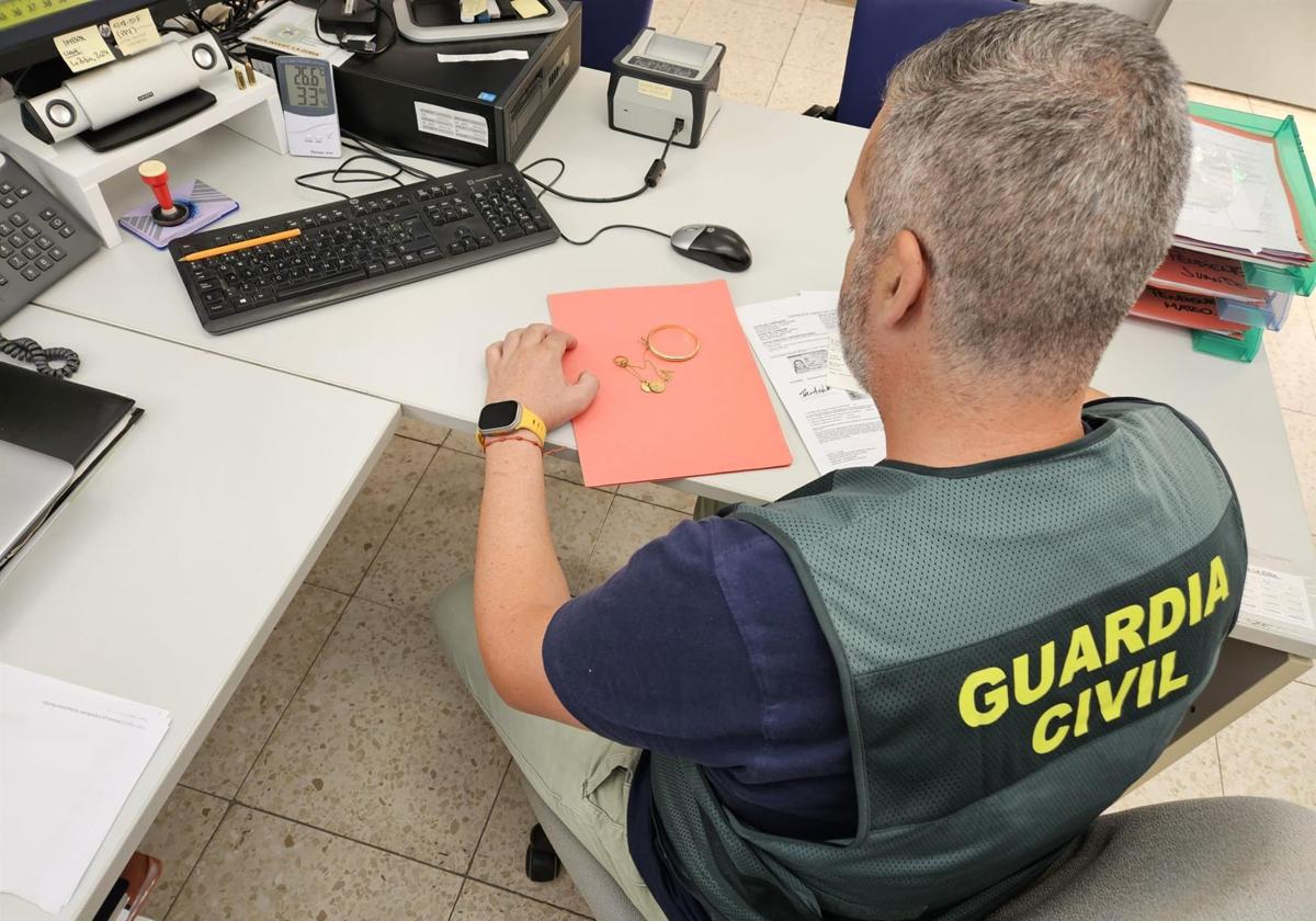 Un agente de la Guardia civil, en una investigación relacionada con joyas