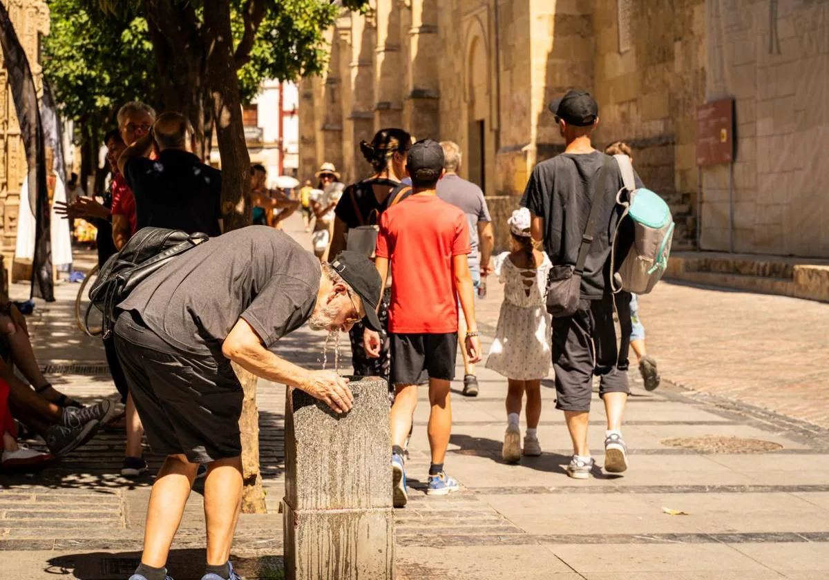 Turistas junto a la Mezquita en agosto