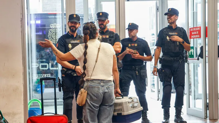 Agentes de Policía Nacional atienden a una mujer durante los retrasos que tuvieron lugar en Chamartín, el pasado martes