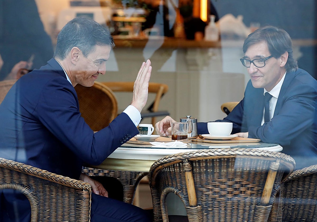 Pedro Sánchez y Salvador Illa se toman un café en una cafetería cercana a la sede de los socialistas en Barcelona en 2021