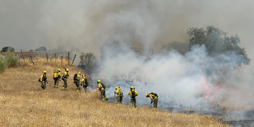 Un gran incendio declarado en Tres Cantos obliga a desalojar todas las viviendas de una urbanización Un gran incendio declarado en Tres Cantos obliga a desalojar todas las viviendas de una urbanización