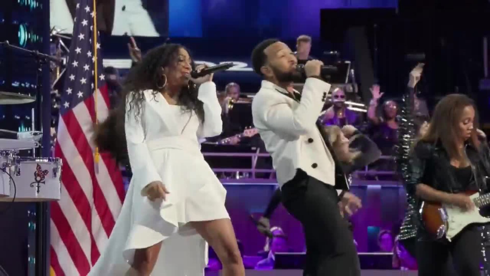 John Legend electriza la Convención Demócrata en Chicago