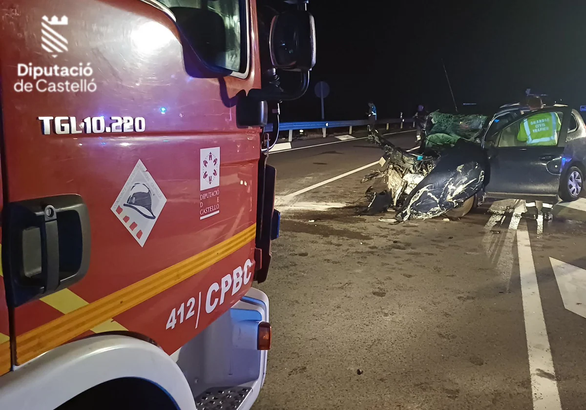 Imagen del coche destrozado de las víctimas de un accidente de tráfico en Morella, Castellón