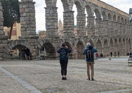 Denunciados tres turistas por subirse a un arco del Acueducto de Segovia