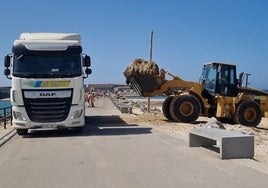 Tarifa lleva retiradas más de 9.000 toneladas de algas de sus playas durante este verano