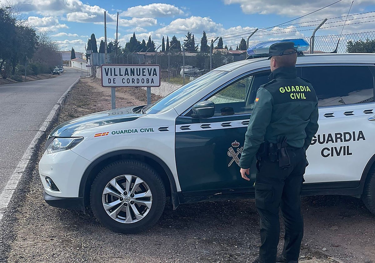 Agente de la Guardia Civil en el puesto de Villanueva de Córdoba