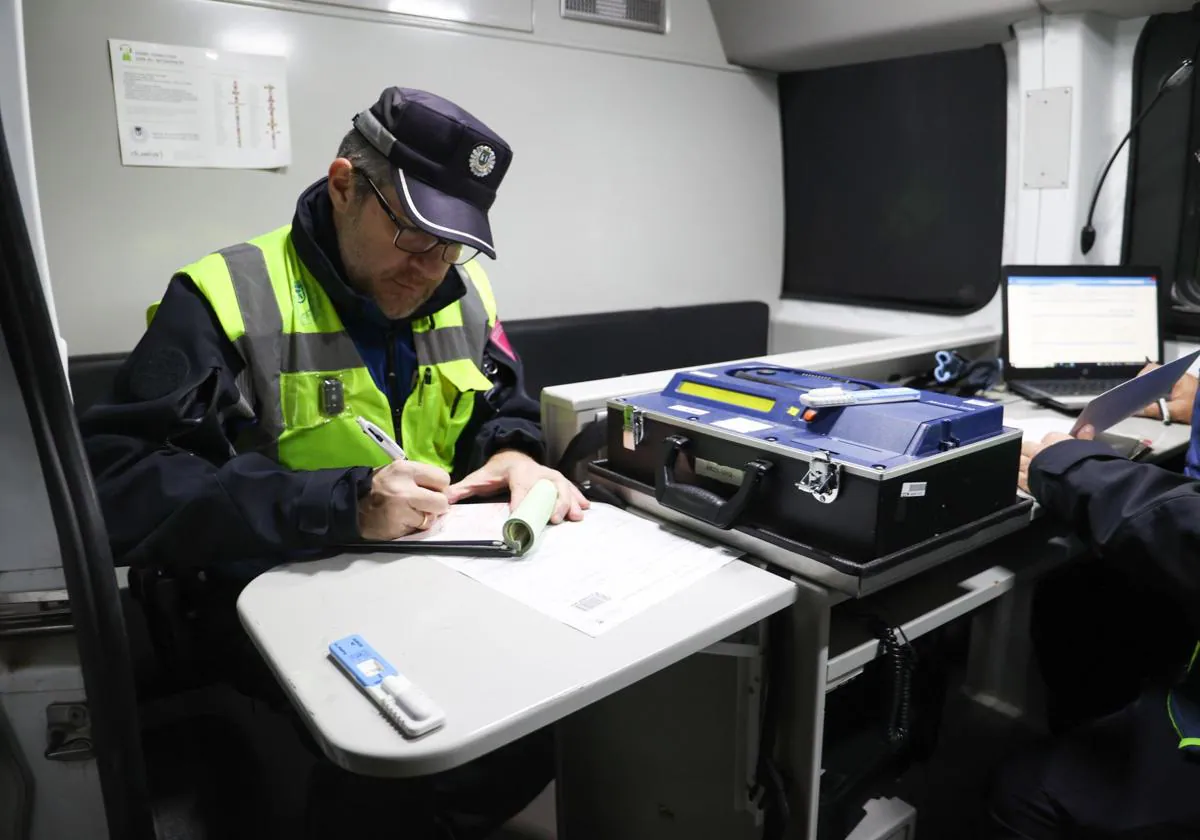 Una pareja de la Policía Local de Madrid en un control de alcoholemia, imagen archivo