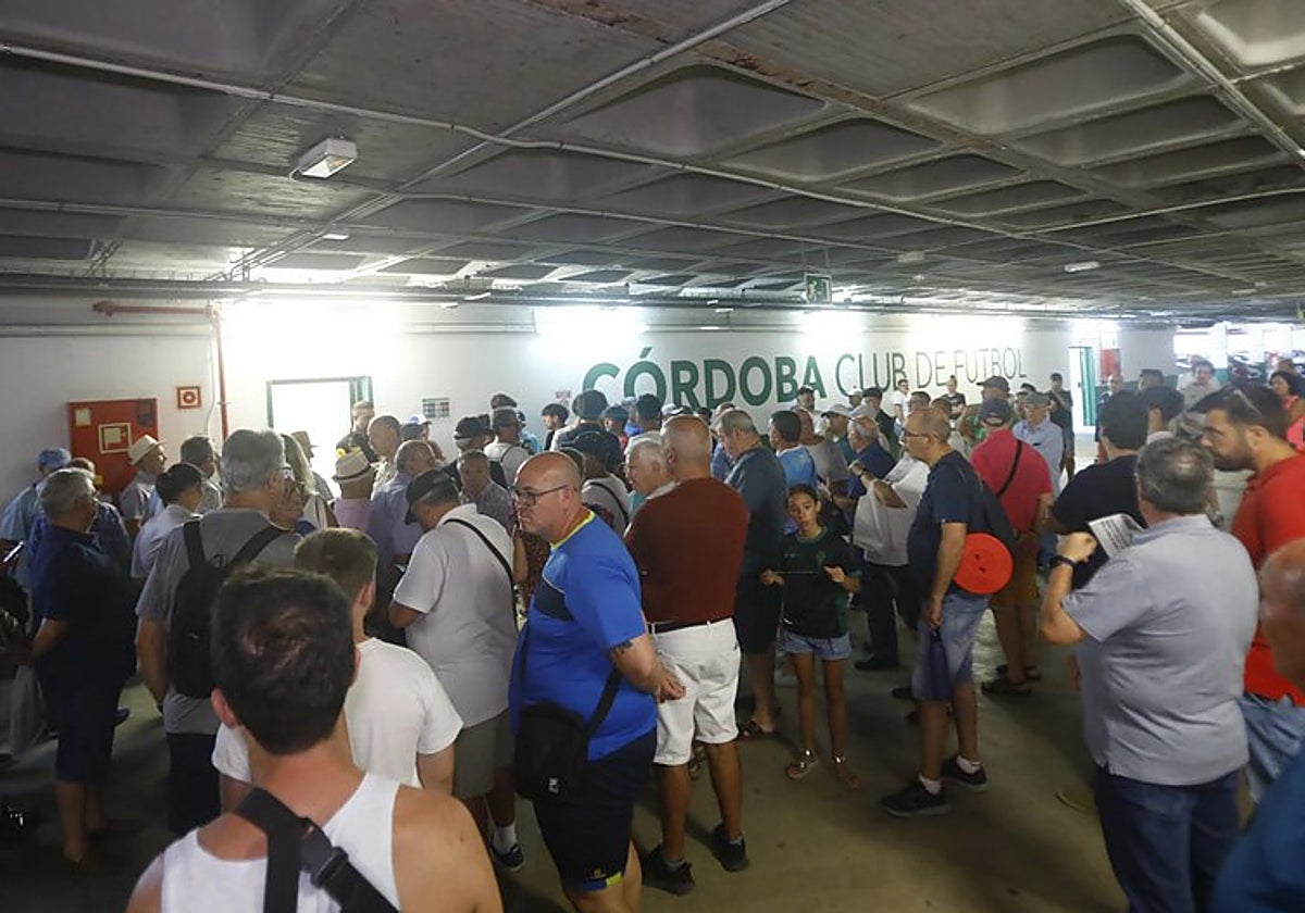 La afición del Córdoba en las taquillas de El Arcángel para renovar su abono