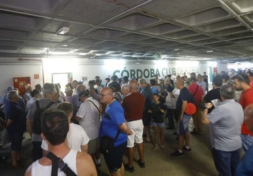 El Córdoba CF empieza a repartir los abonos físicos a sus 15.000 socios