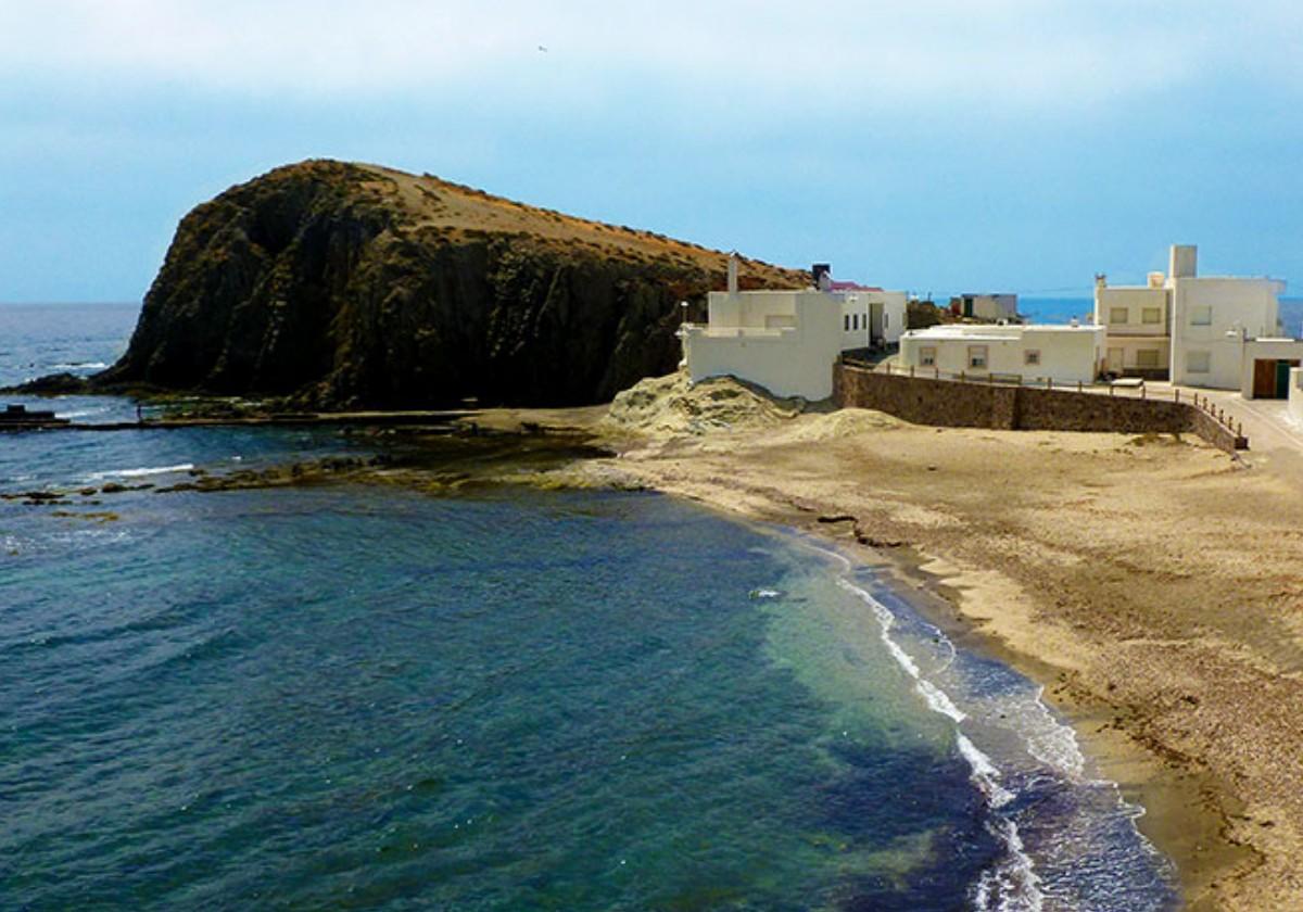 Podría ser una cala de Palma de Mallorca pero no lo es: el pueblo de Almería con casas blancas y aguas cristalinas