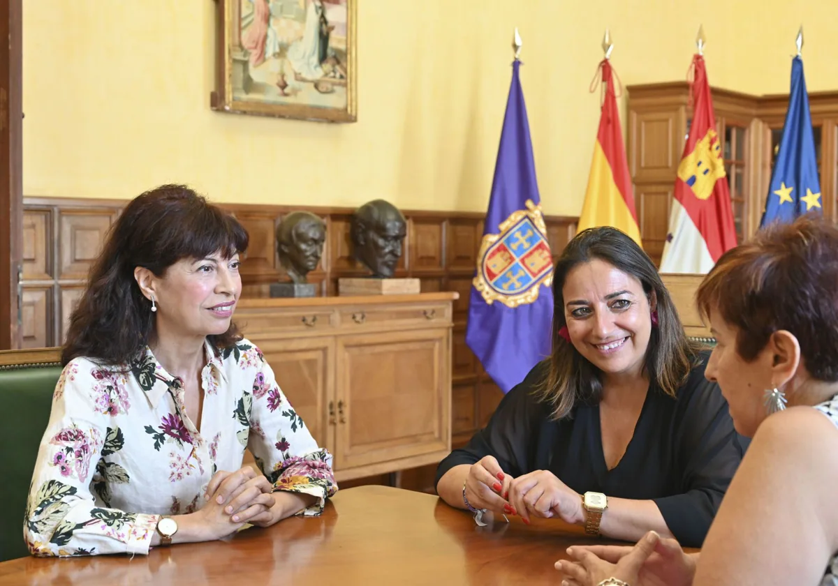 La ministra de Igualdad, Ana Redondo, esta jueves en Palencia, con su alcaldesa, Miriam Andrés