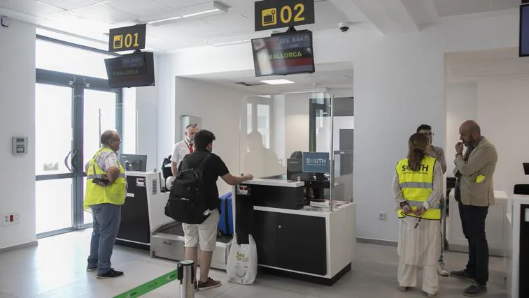 Un pasajero factura su maleta para un vuelo a Mallorca el pasado mes