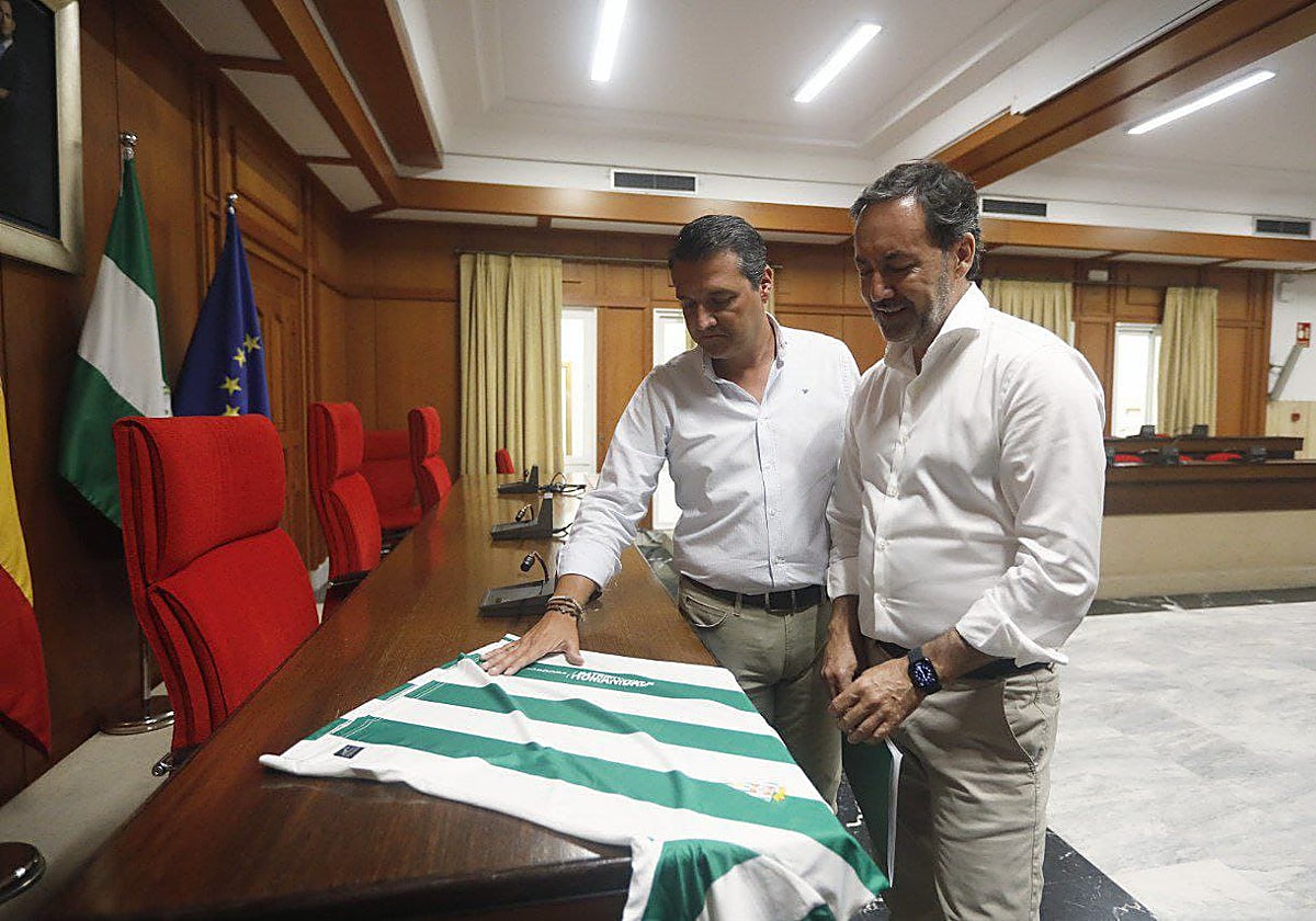 El alcalde de Córdoba, José María Bellido junto al CEO del Córdoba CF, Antonio Fernández Monterrubio