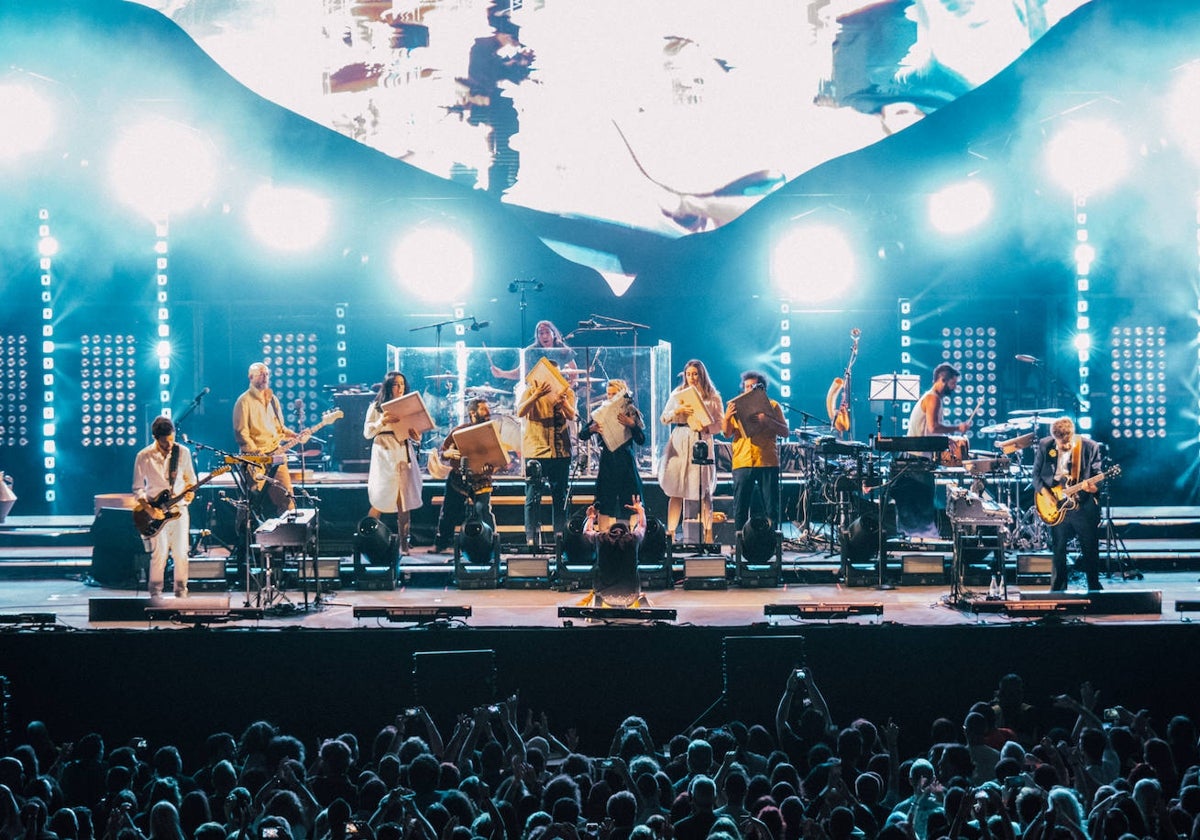 En el escenario, Vetusta Morla, El Naán y Aliboria durante un concierto de la gira del primer grupo