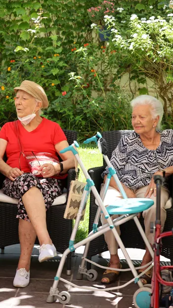 Dos  usuarias de la residencia de mayores Orpea en Córdoba