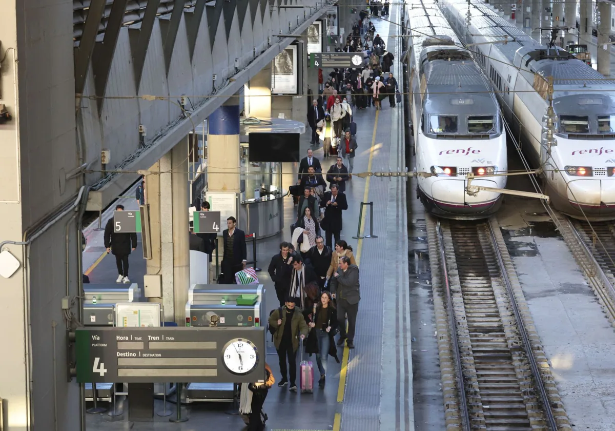 Dos trenes AVE esperan en la estación de Santa Justa, en Sevilla