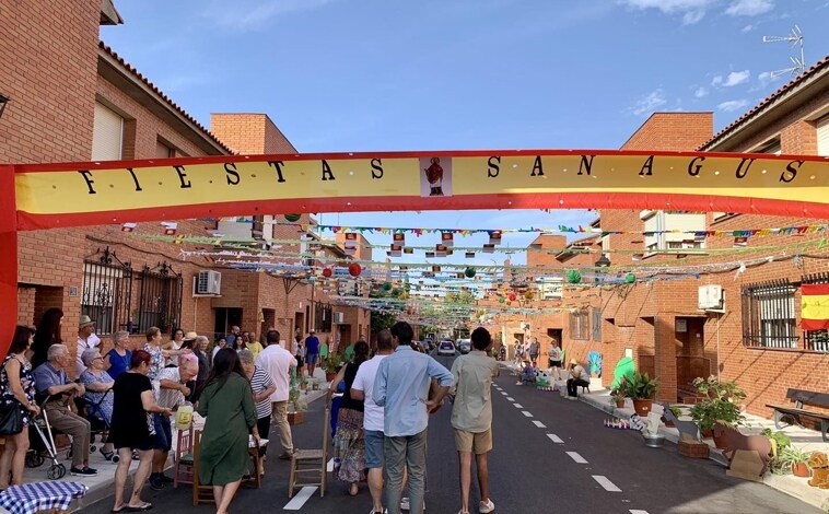 Imagen principal - Verbenas, desfiles, suelta de vaquillas y novillada son algunos de los actos de la amplia programación de las fiestas de San Agustín